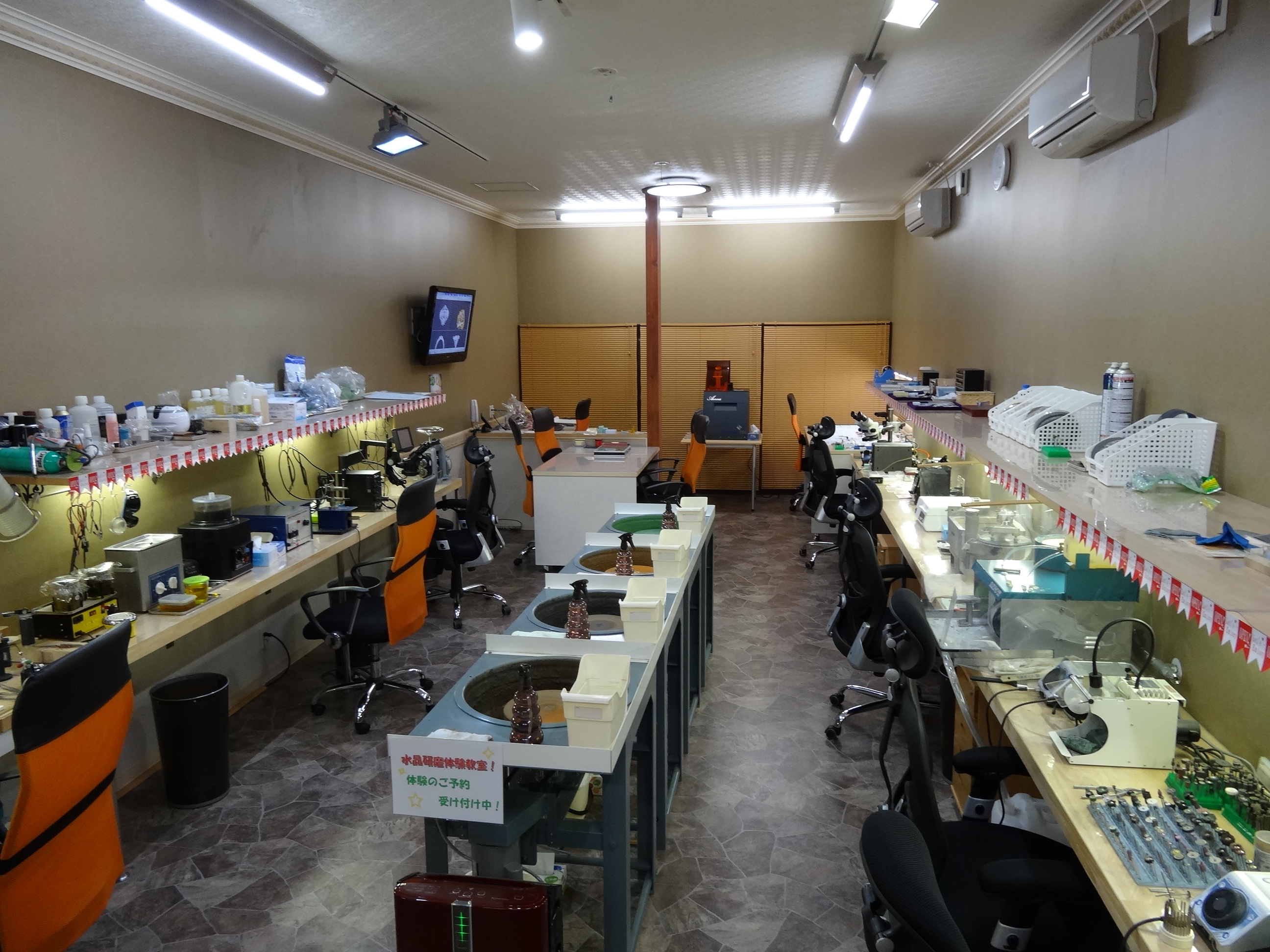 秋田県能代市の自社工房内観 — 職人作業場の様子