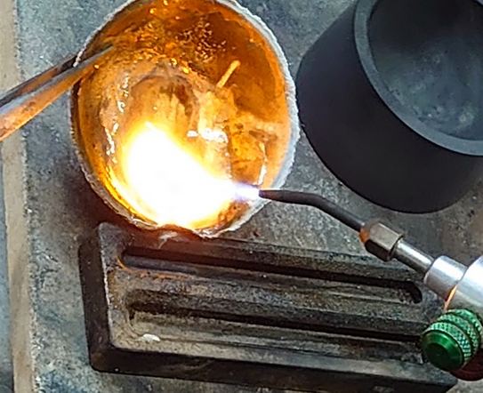 18金を溶かす製作工程の様子